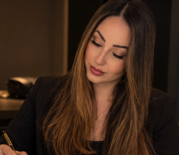 Dra. Bruna Souza analisando documentos